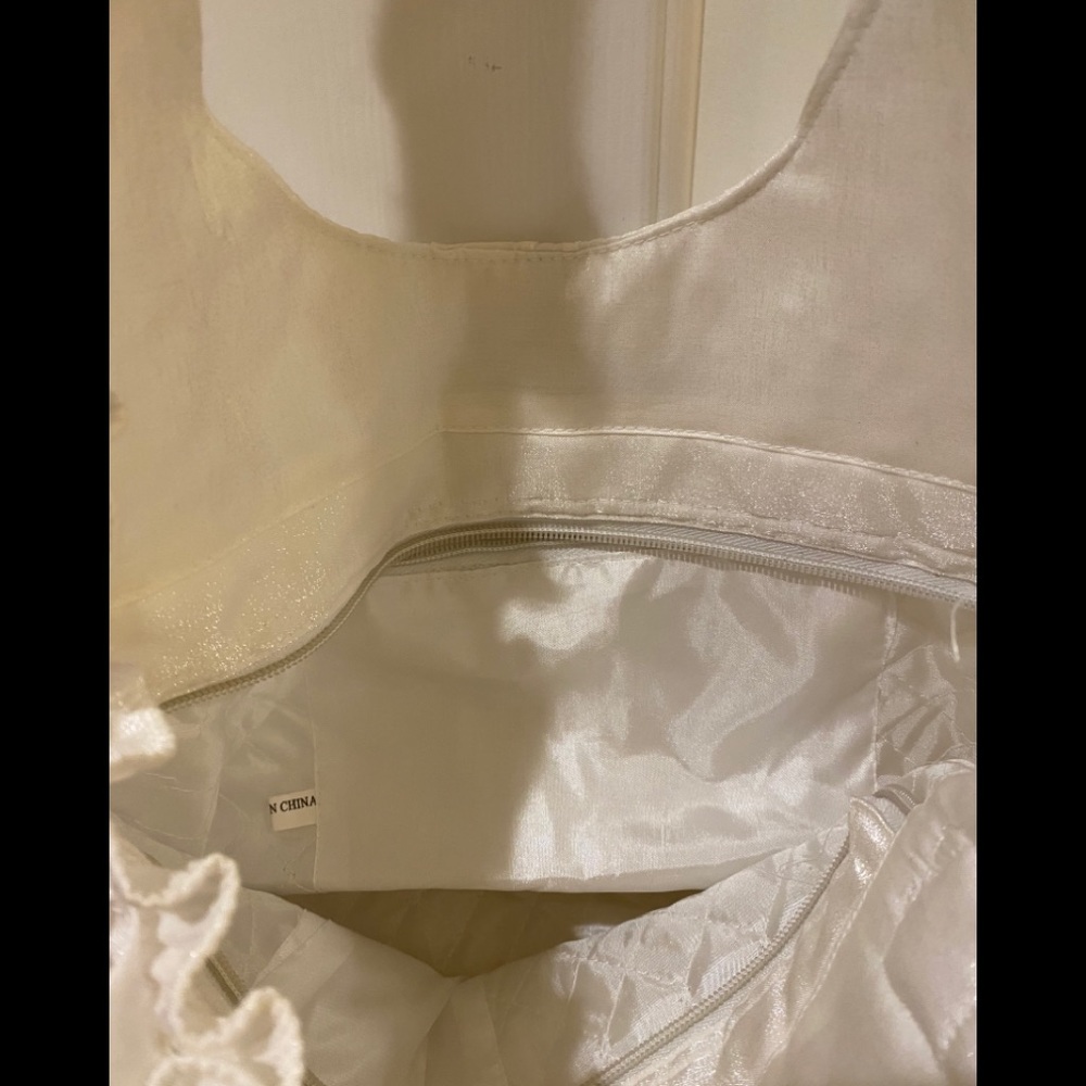 Beautiful white shoulder purse with flowers - Picture 5 of 5